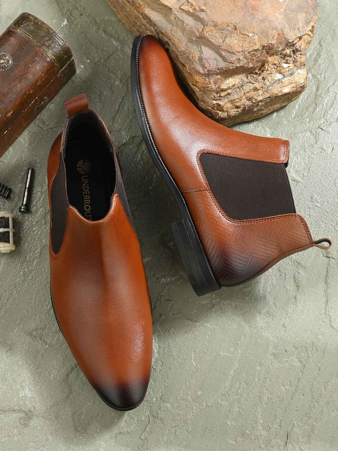 

UNDERROUTE Men Textured Mid-Top Chelsea Boots, Brown