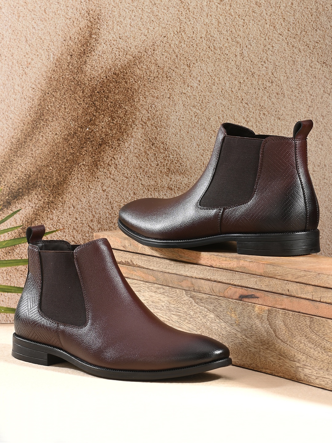 

UNDERROUTE Men Textured Mid-Top Chelsea Boots, Brown