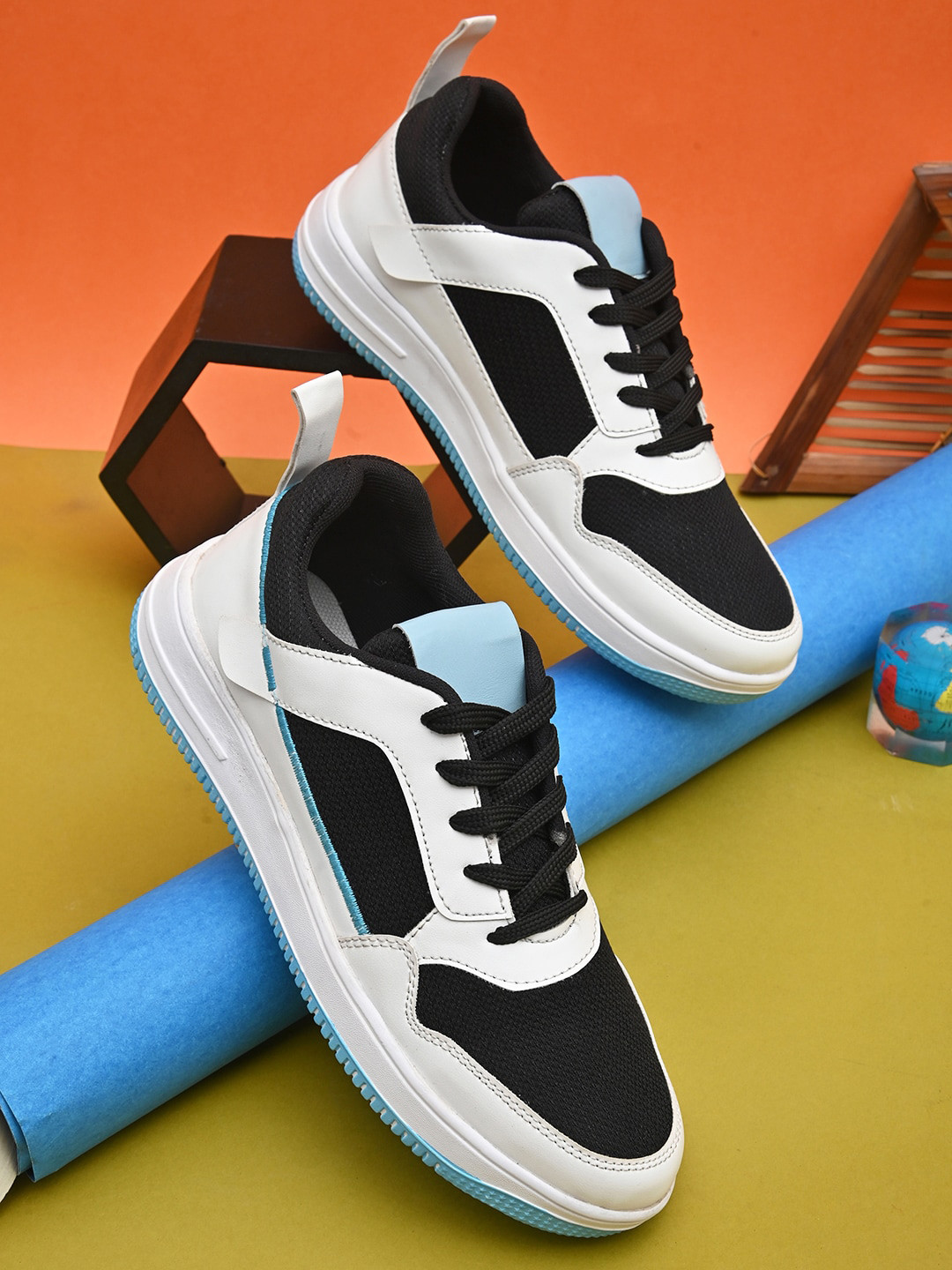 

Roadster Men Colourblocked Lightweight Sneakers, White