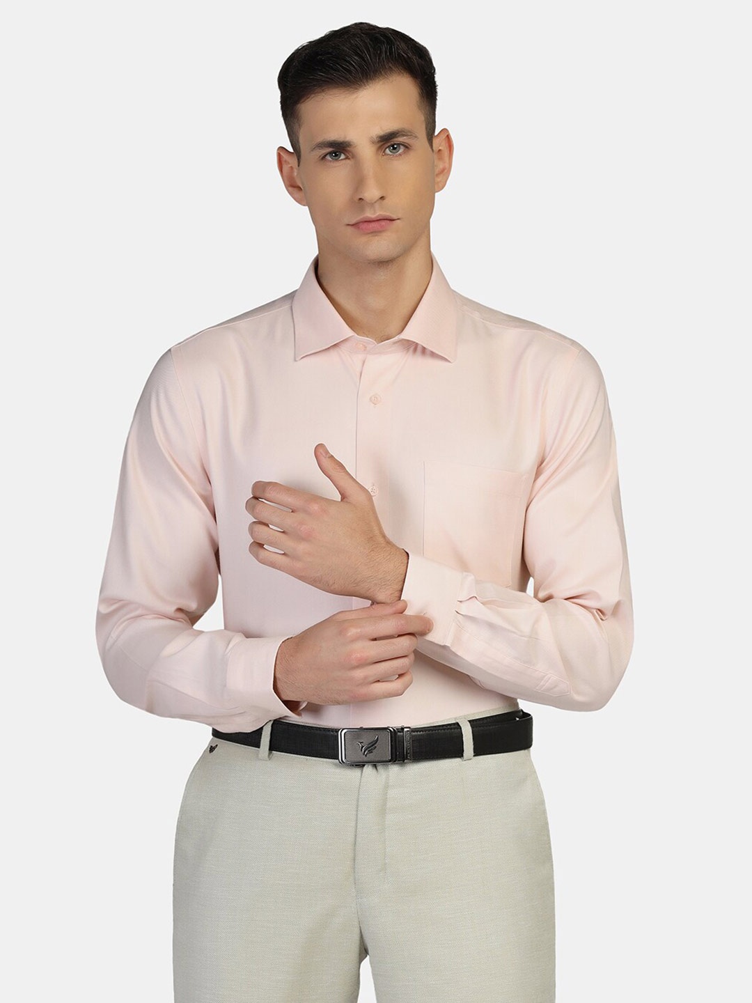 

Blackberrys Men Textured Formal Slim Fit Wrinkle-Resistant Shirt, Peach