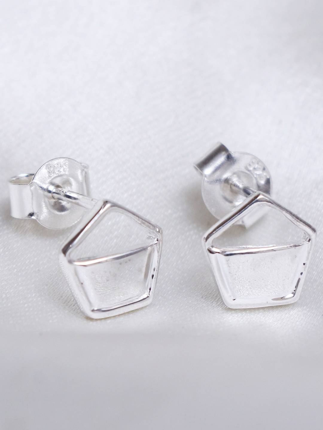 

HIFLYER JEWELS Contemporary Studs Earrings, Silver