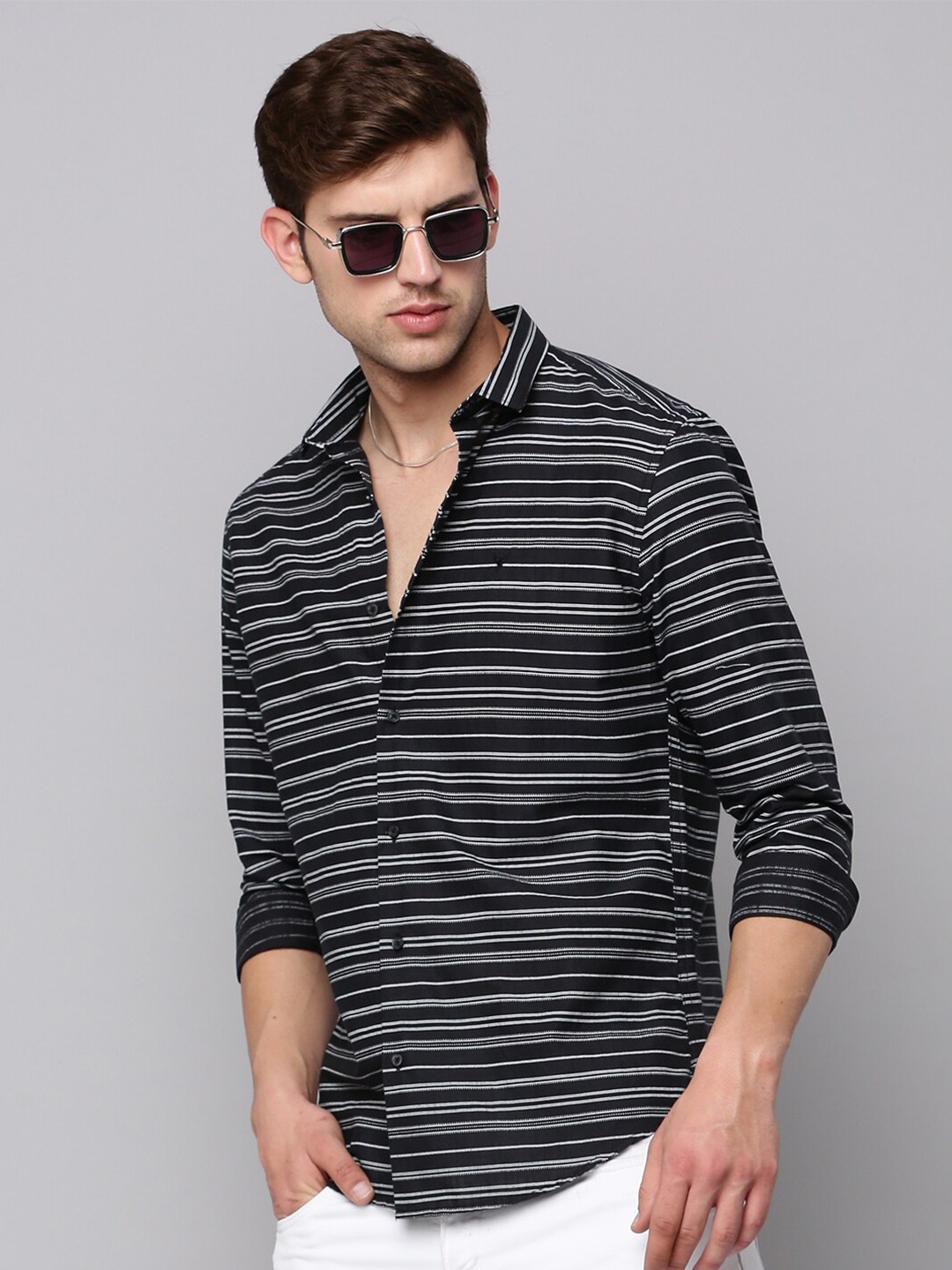 

SHOWOFF Men Classic Horizontal Striped Casual Shirt, Black