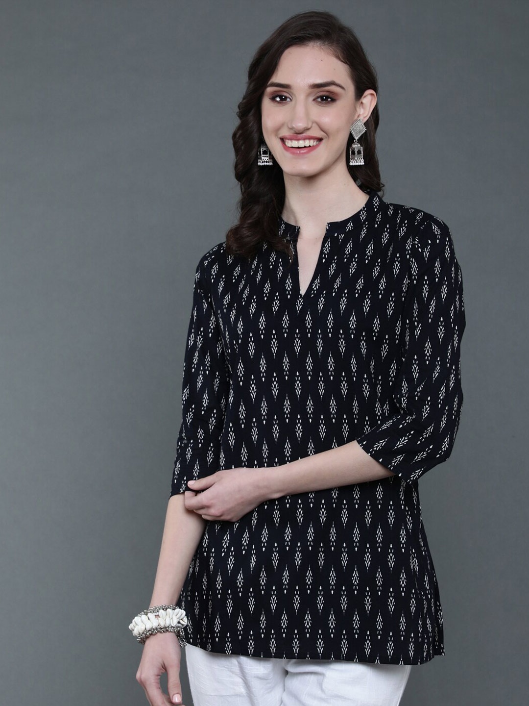 

antaran Floral Printed Pure Cotton Kurti, Black