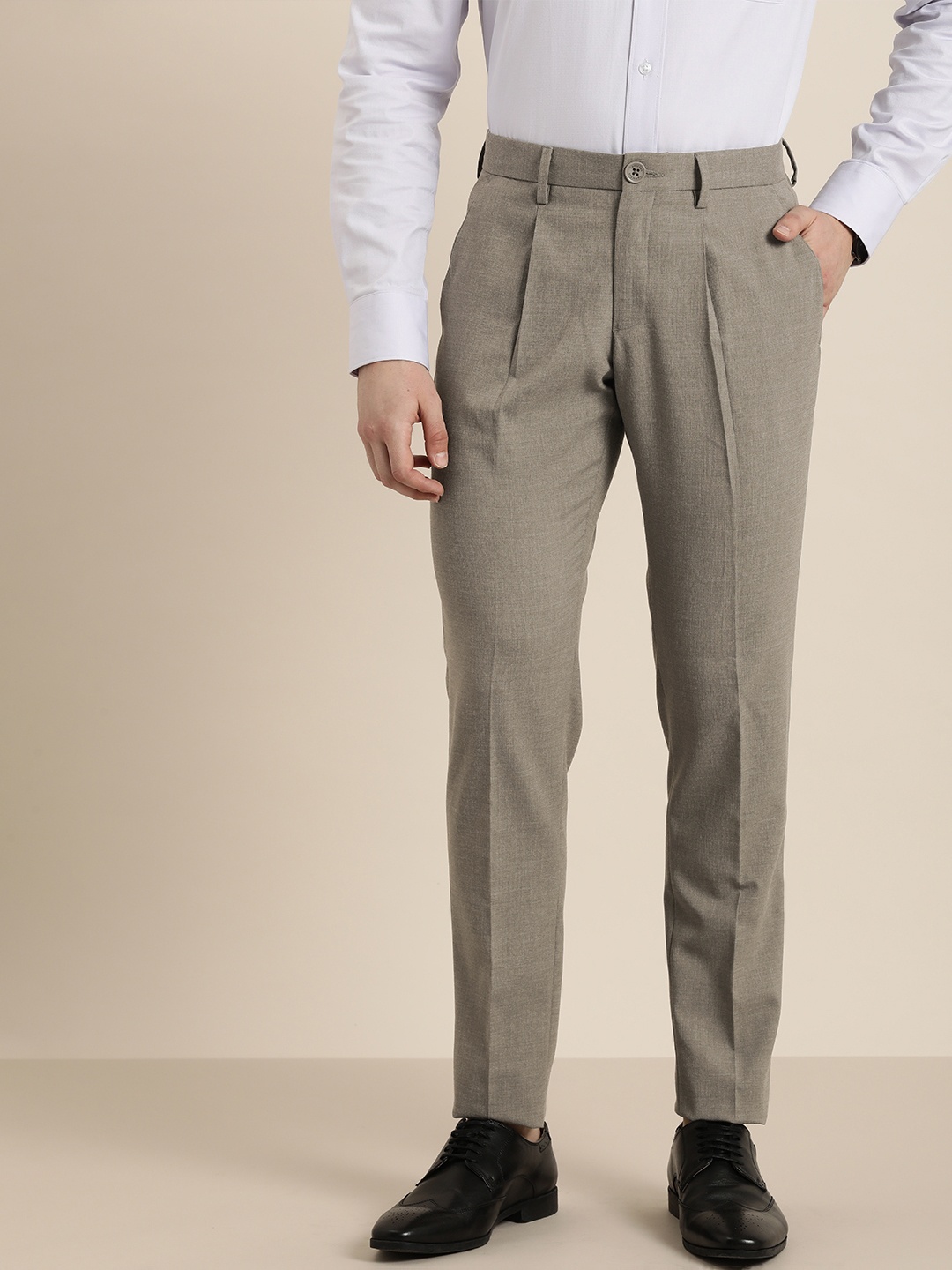 

INVICTUS Men Slim Fit Pleated Mid-Rise Smart Casual Trousers, Grey