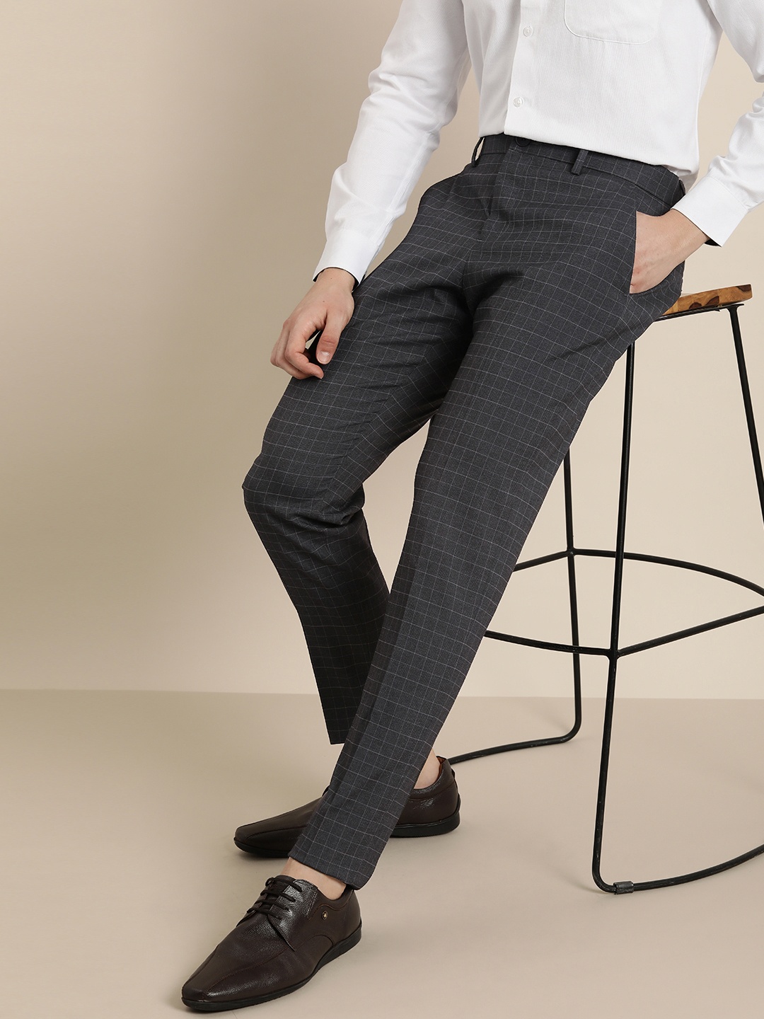 

INVICTUS Men Checked Slim Fit Mid-Rise Plain Woven Flat-Front Formal Trousers, Grey