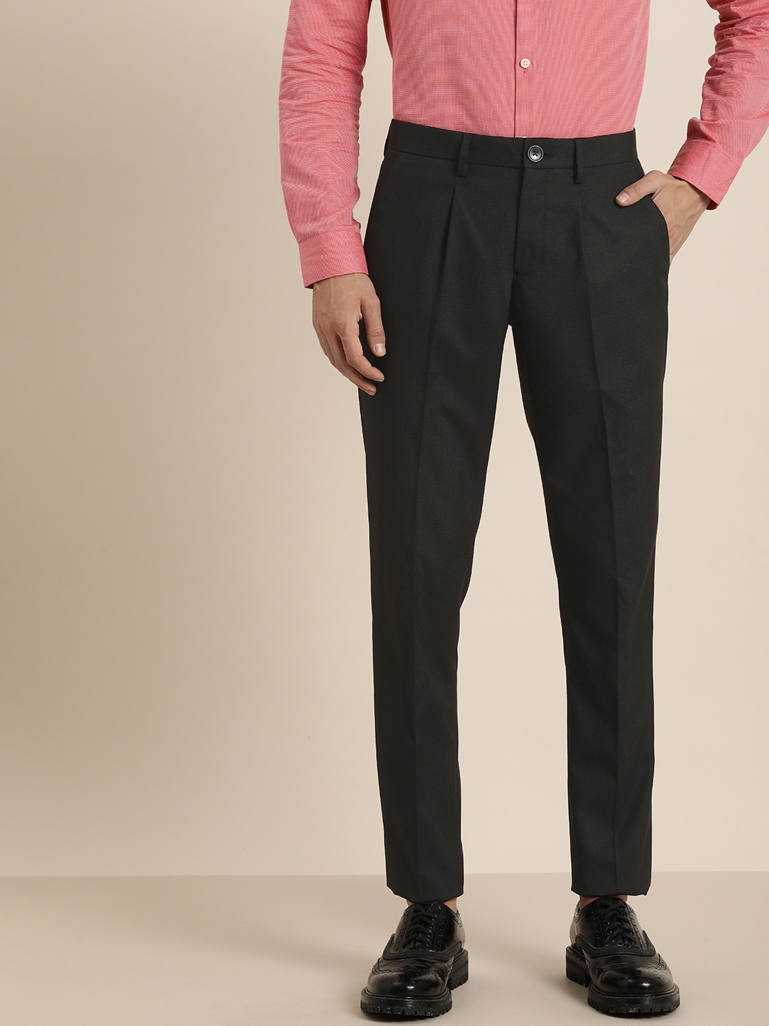 

INVICTUS Men Checked Slim Fit Pleated Mid-Rise Smart Casual Trousers, Black