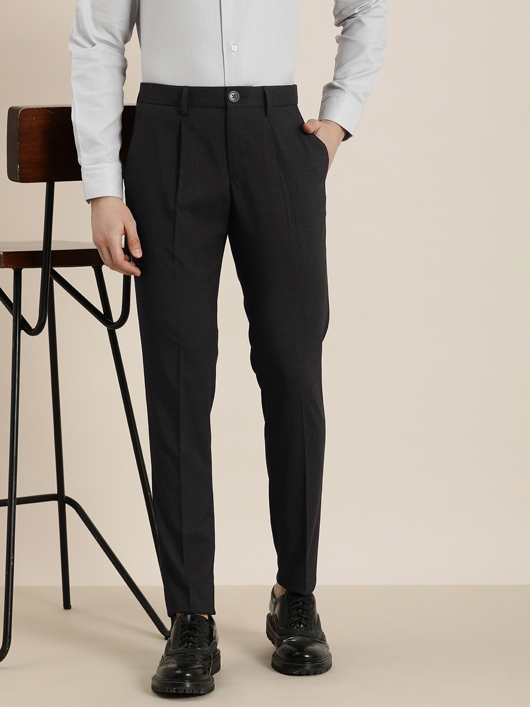 

INVICTUS Men Solid Slim Fit Pleated Smart Casual Trousers, Black