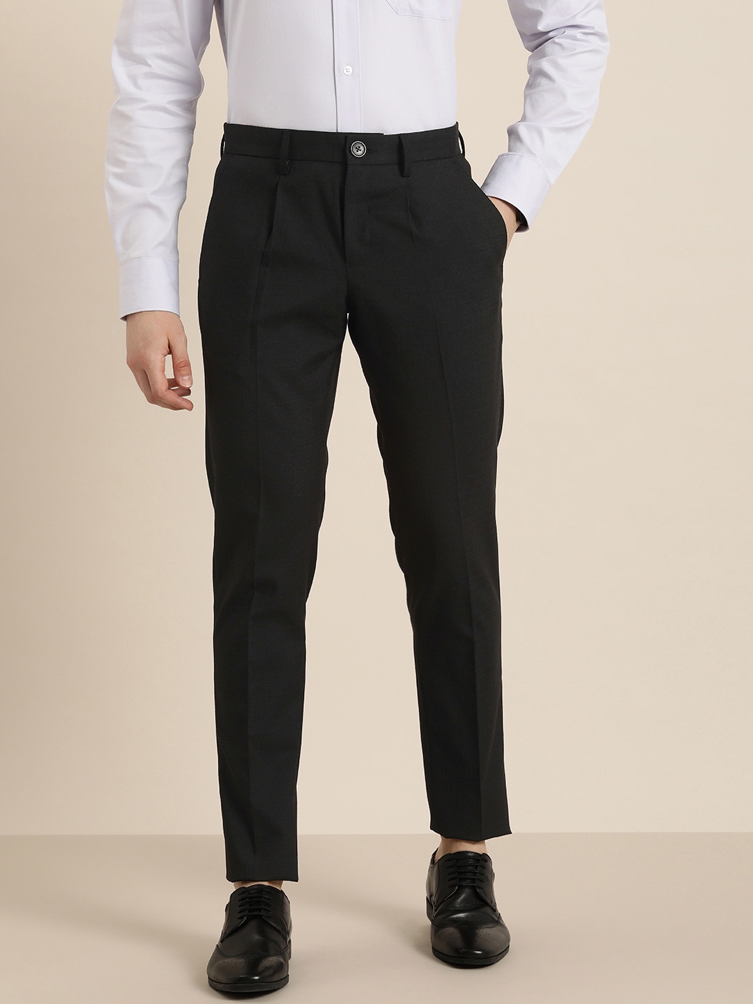 

INVICTUS Men Slim Fit Pleated Mid-Rise Smart Casual Trousers, Black