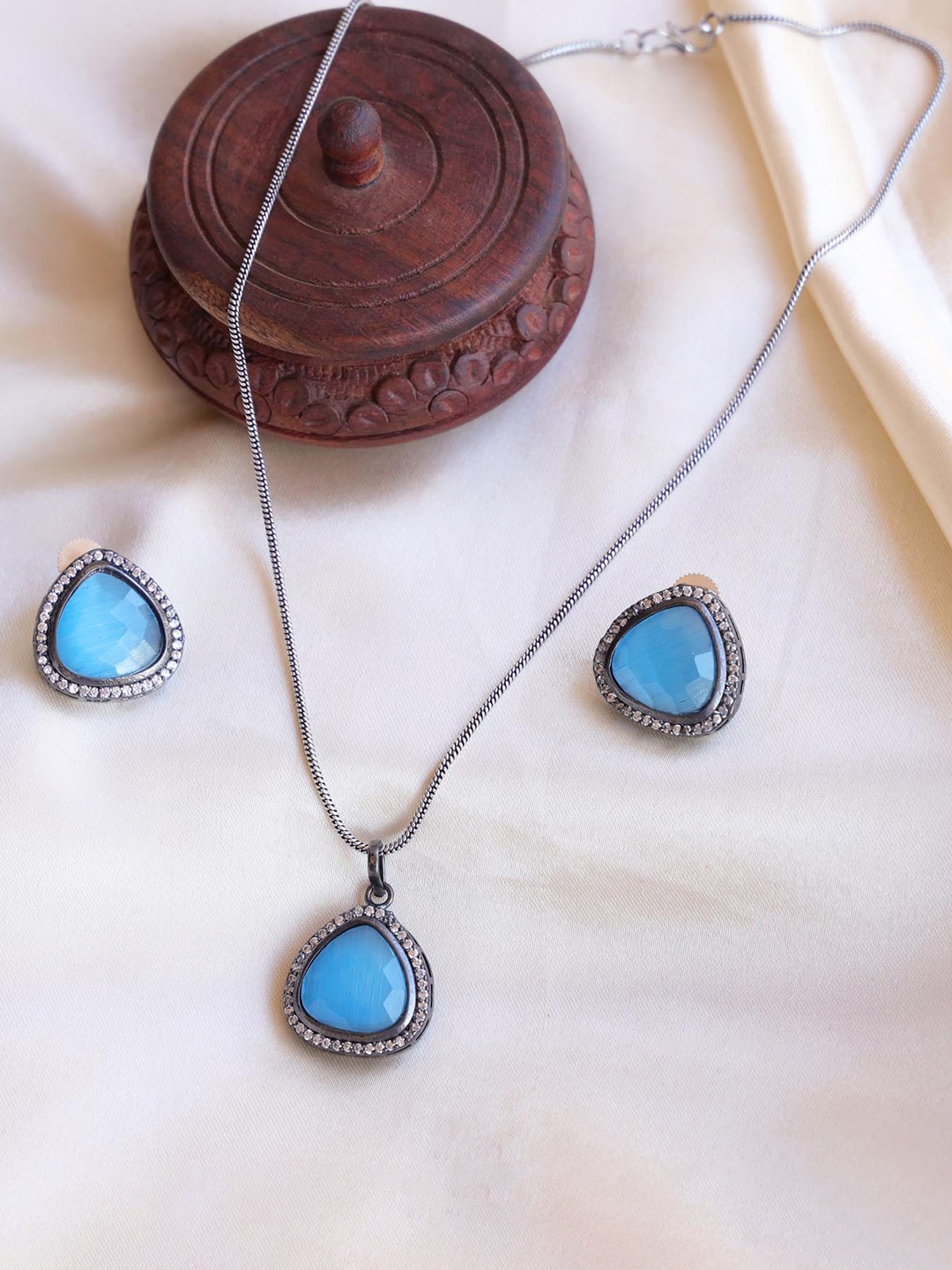 

Ozanoo Women Silver-Plated Stone Studded Jewellery Set, Blue