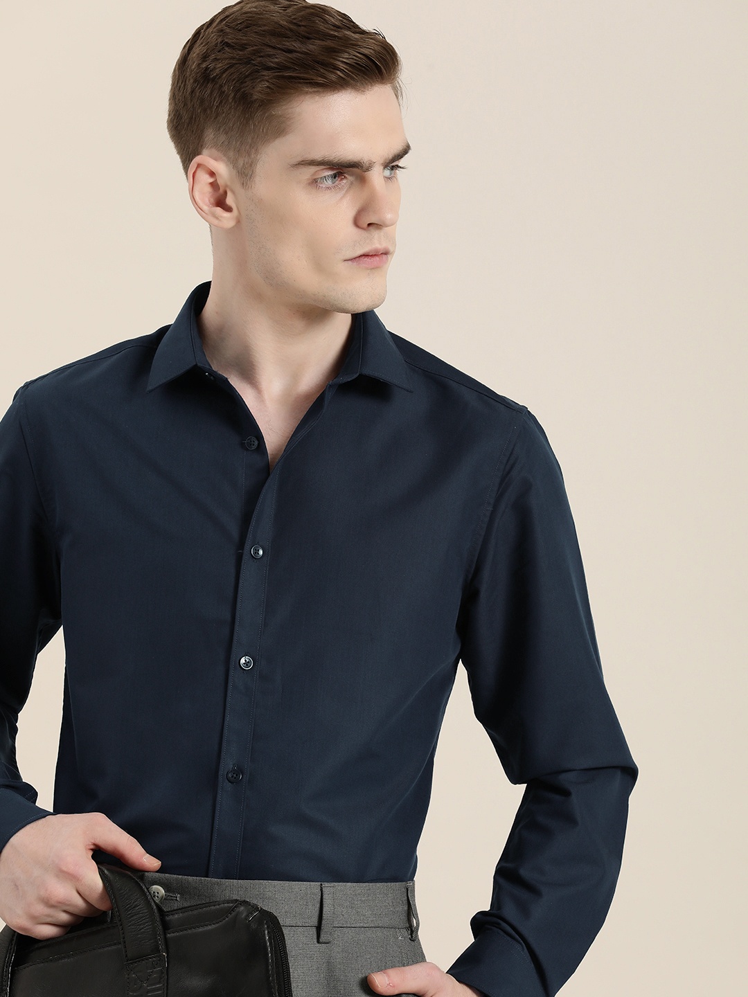

INVICTUS Slim Fit Solid Opaque Formal Shirt, Navy blue