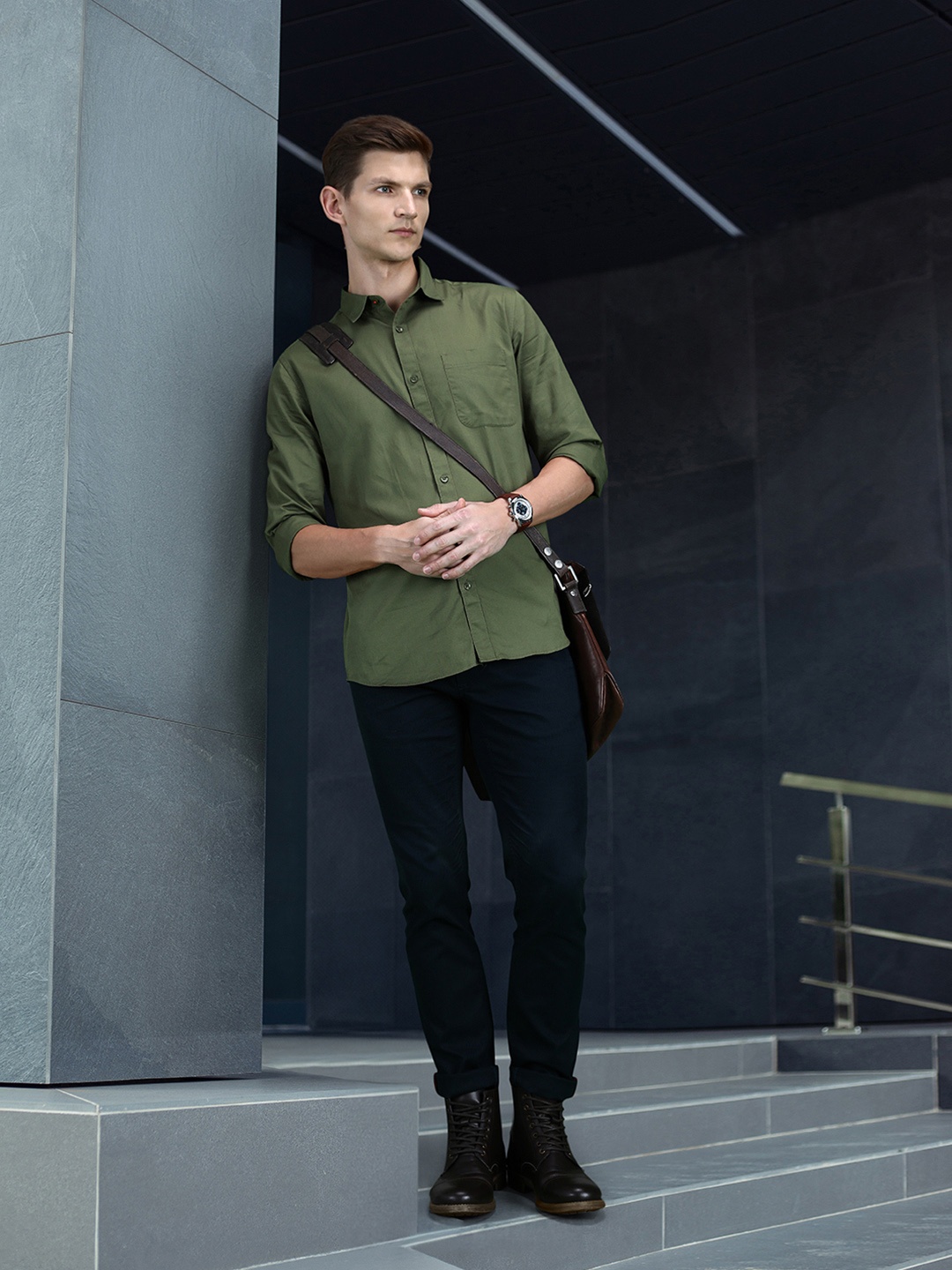 

INVICTUS Men Pure Cotton Sport Slim Fit Solid Spread Collar Casual Shirt, Olive
