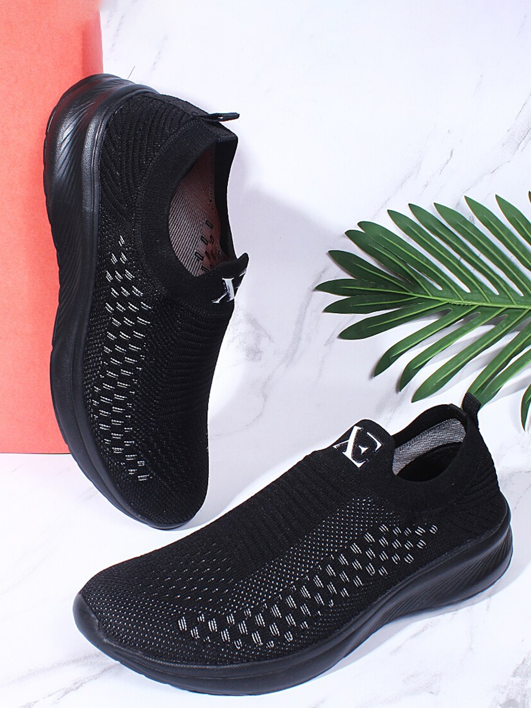 

XE Looks Men Black Mesh Walking Shoes