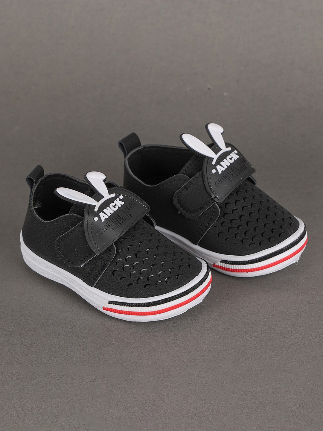 

FEETWELL SHOES Kids Textured Sneakers, Black