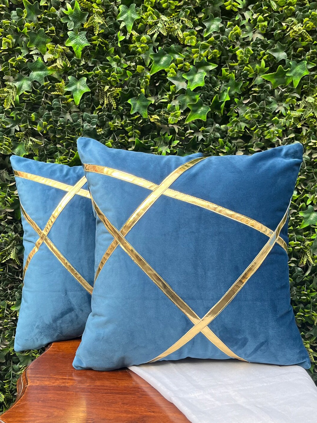 

Seevo Set of 2 Blue & Gold-Tonned Velvet Cushion Cover