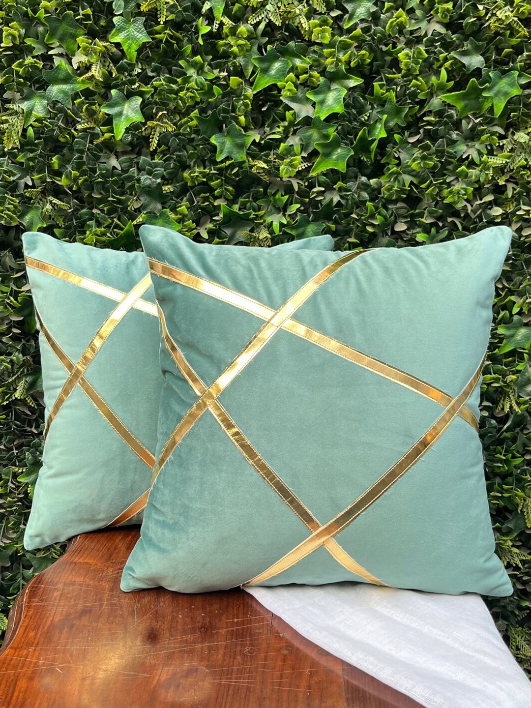 

Seevo Green & Gold-Toned Set of 2 Geometric Velvet Square Cushion Covers
