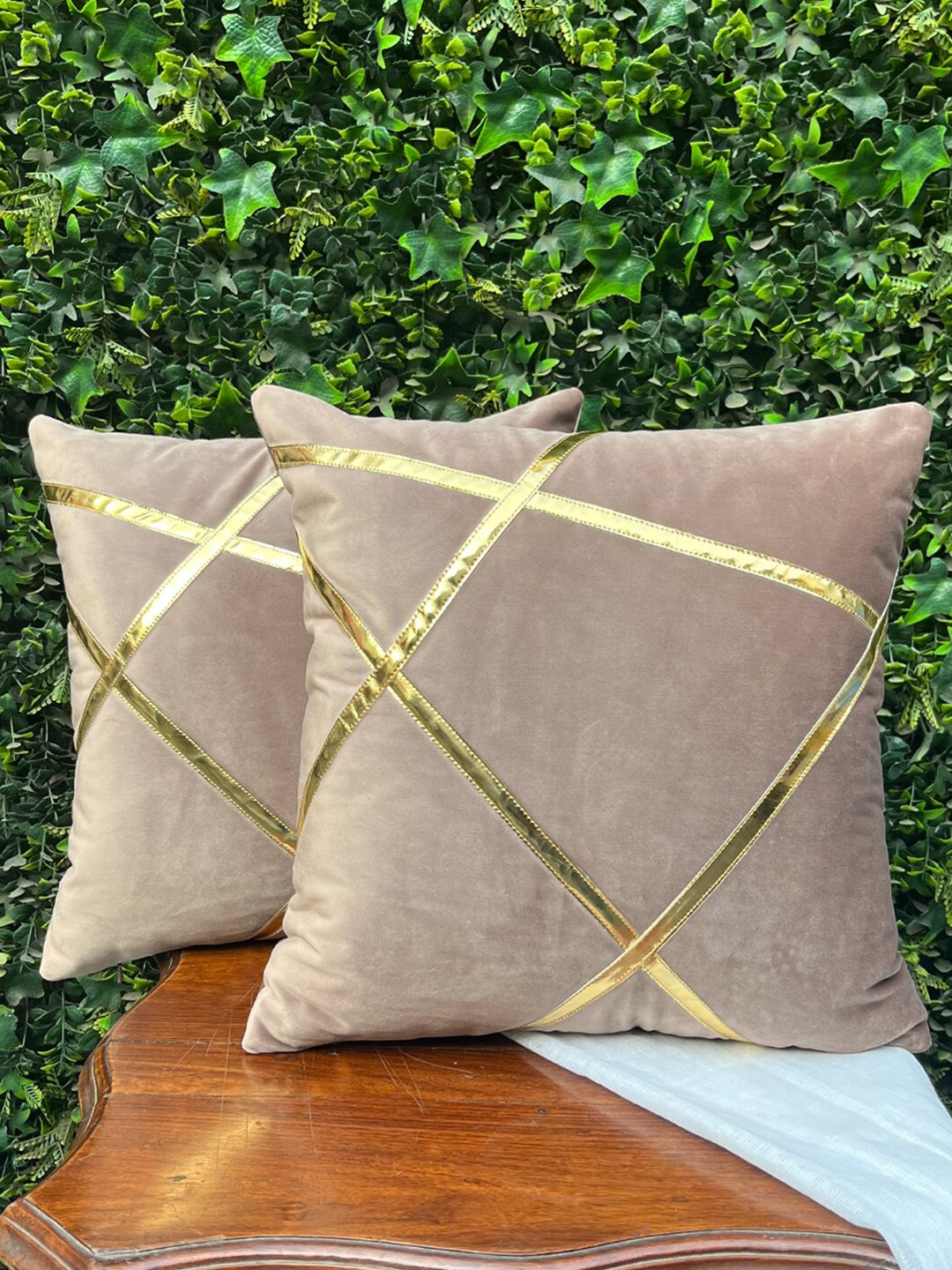 

Seevo Set of 2 Brown & Gold-Tonned Velvet Cushion Cover