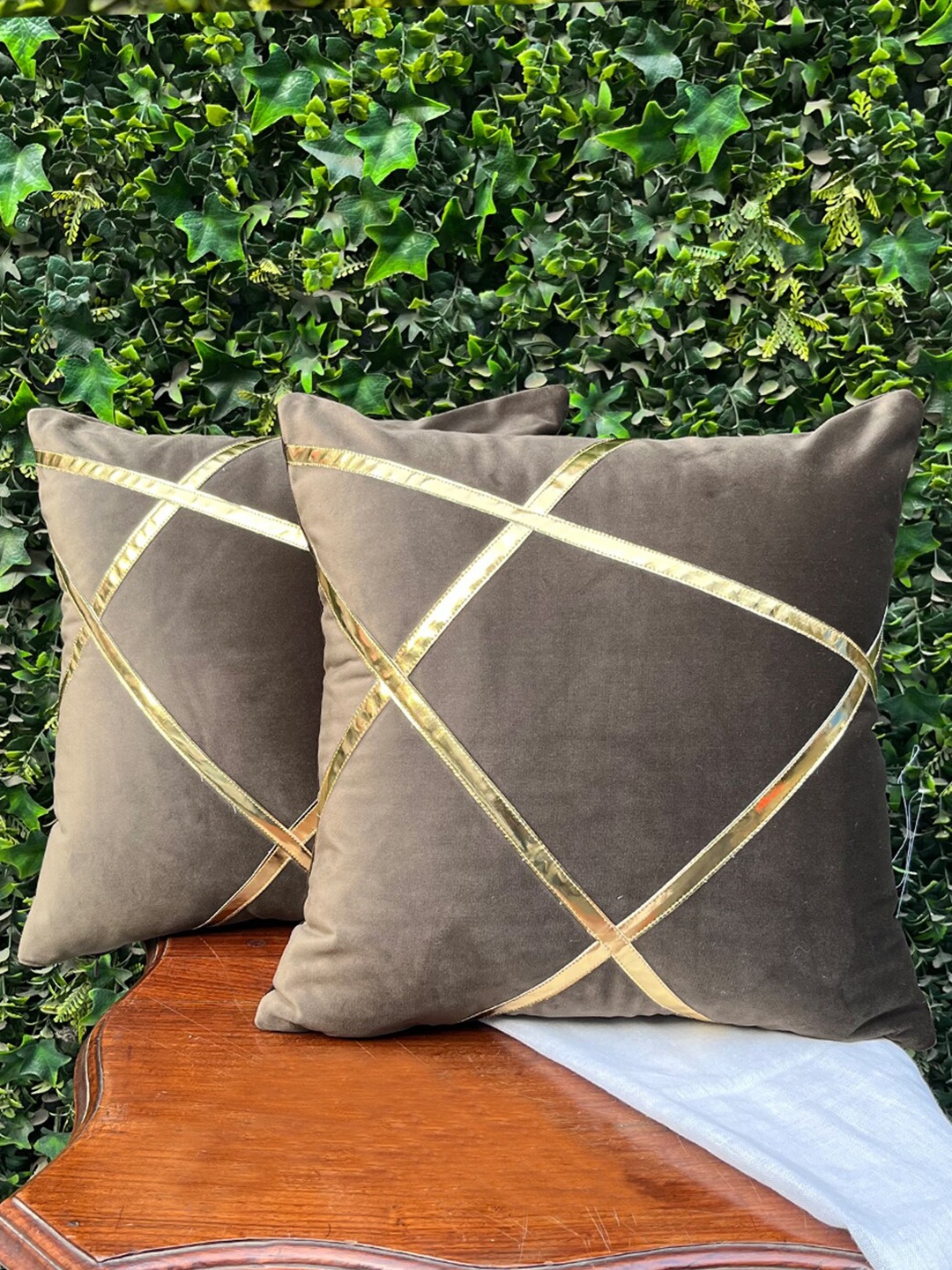 

Seevo Set of 2 Brown & Gold-Tonned Velvet Cushion Cover
