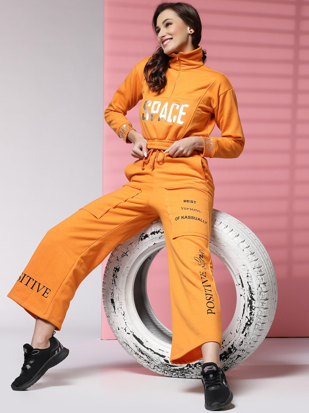 

KASSUALLY Women Printed Crop Tracksuit, Orange
