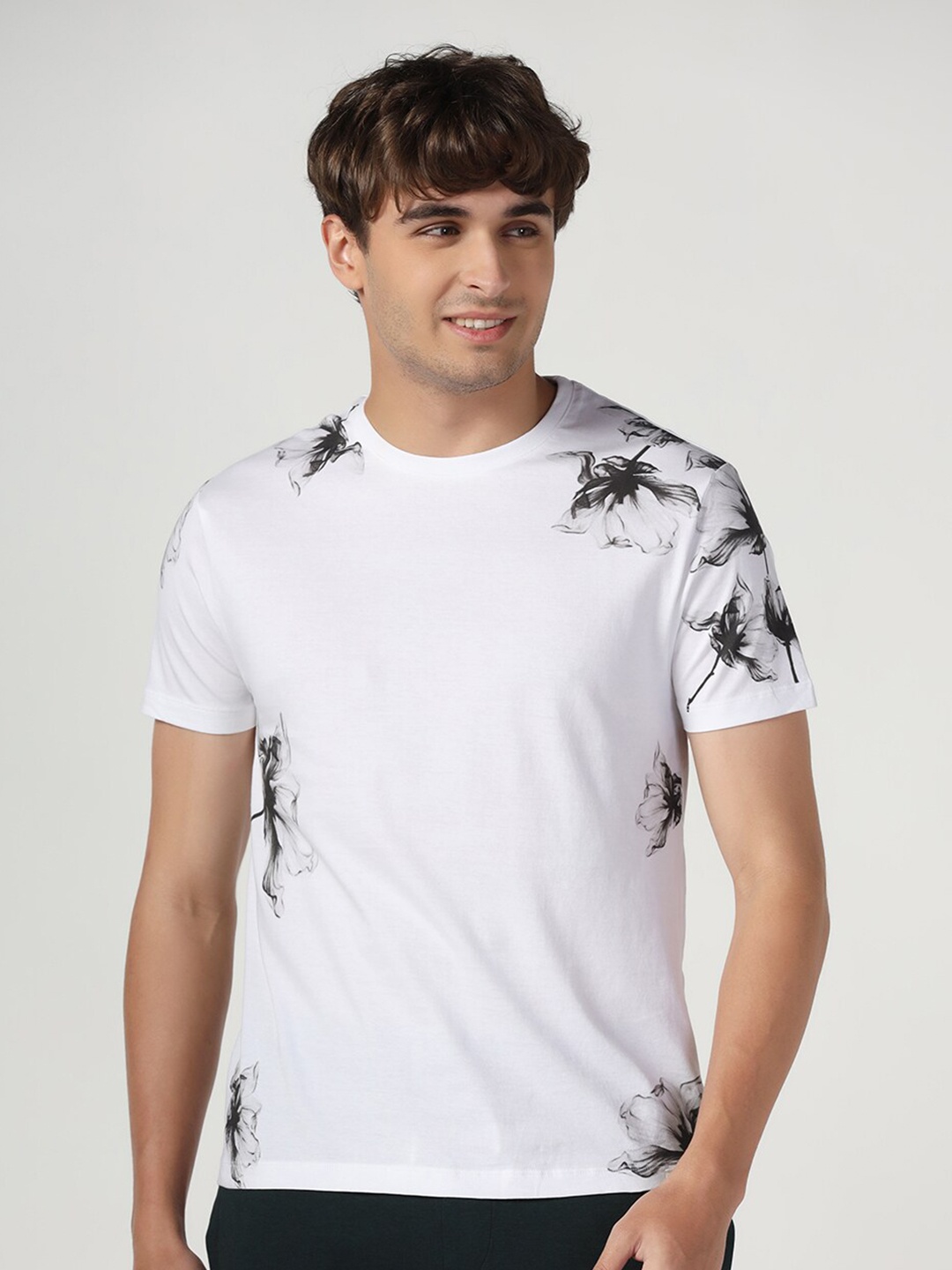 

Blackberrys Men Floral Printed Cotton Slim Fit T-shirt, White