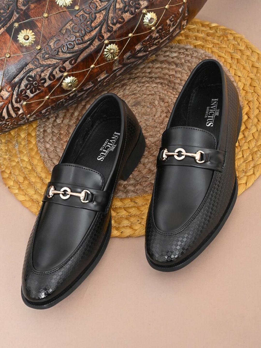 

INVICTUS Men Textured Round-Toe Formal Loafers, Black