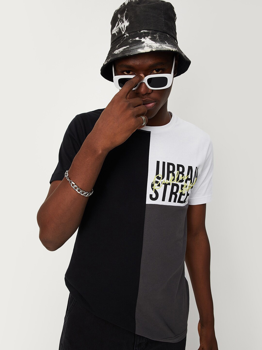

max Men White Colourblocked Printed Cotton T-shirt
