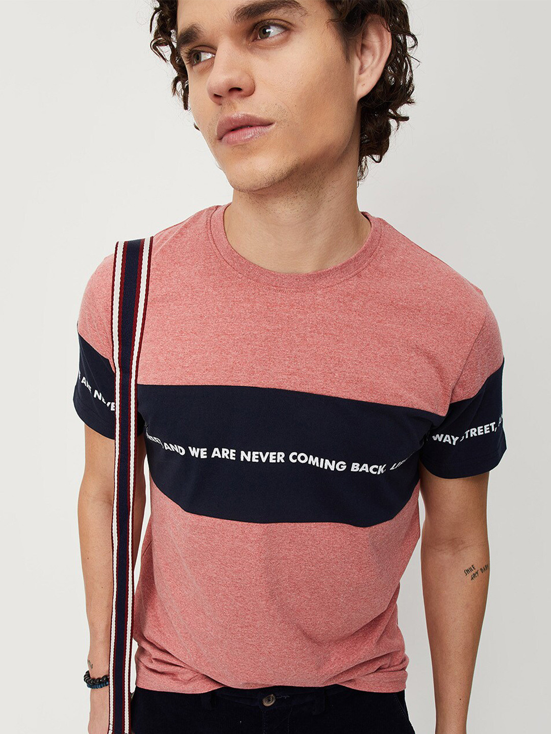 

max Men Colourblocked Round Neck T-shirt, Pink