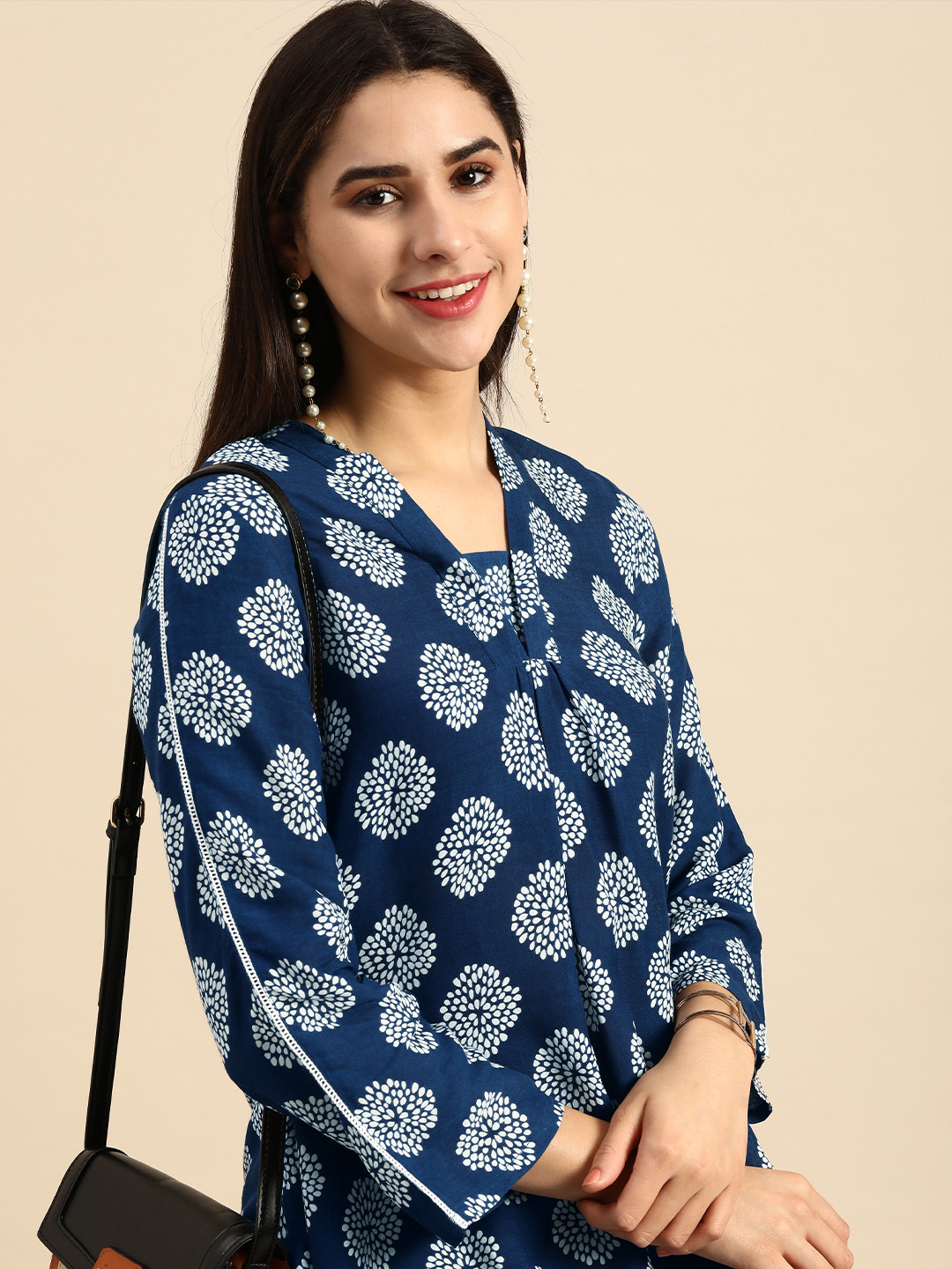 

Anouk Women Floral Printed Thread Work Indigo Kurta, Blue