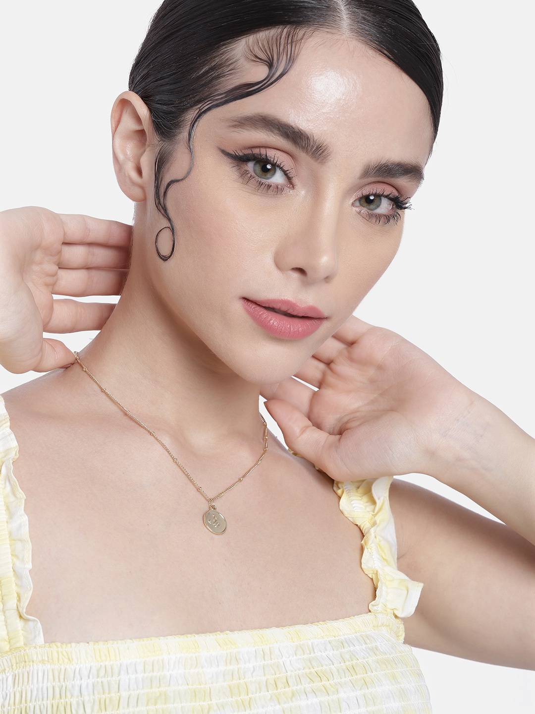 

DressBerry Gold-Plated Artificial Stones Studded Circular Pendants With Chain