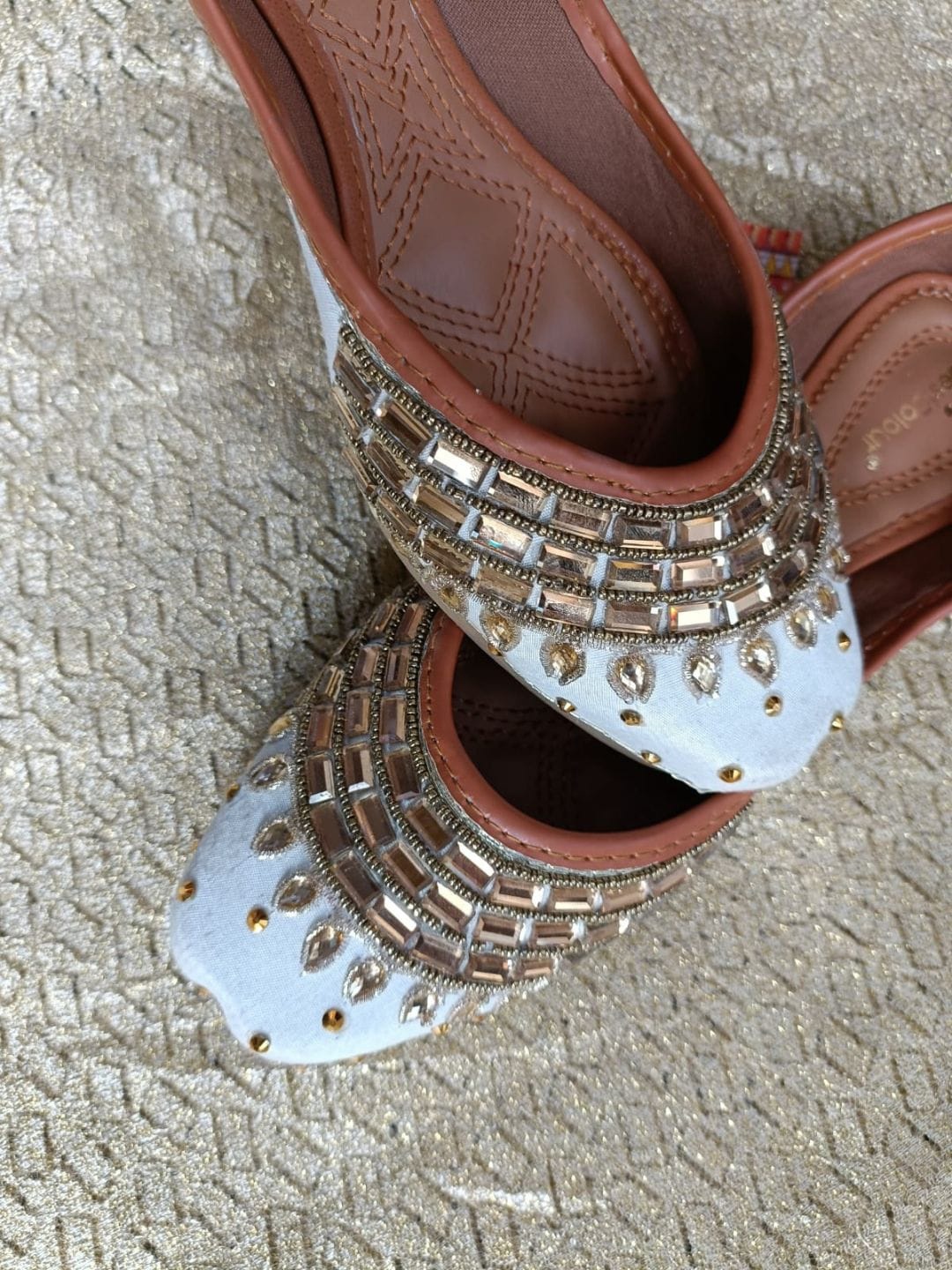 

DESI COLOUR Women Embellished Ethnic Mojaris Flats, White
