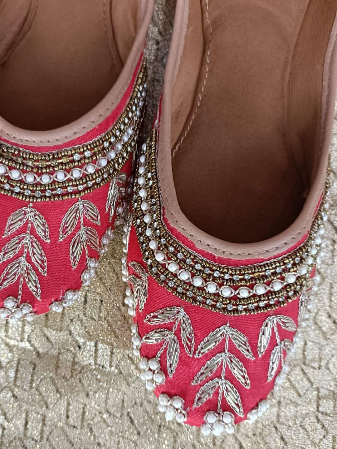 

DESI COLOUR Women Embellished Ethnic Mojaris, Red
