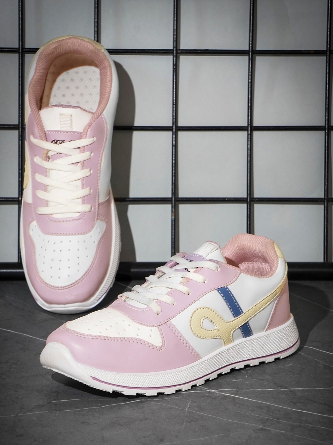 

Try Me Women Colourblocked Lightweight Sneakers, Purple