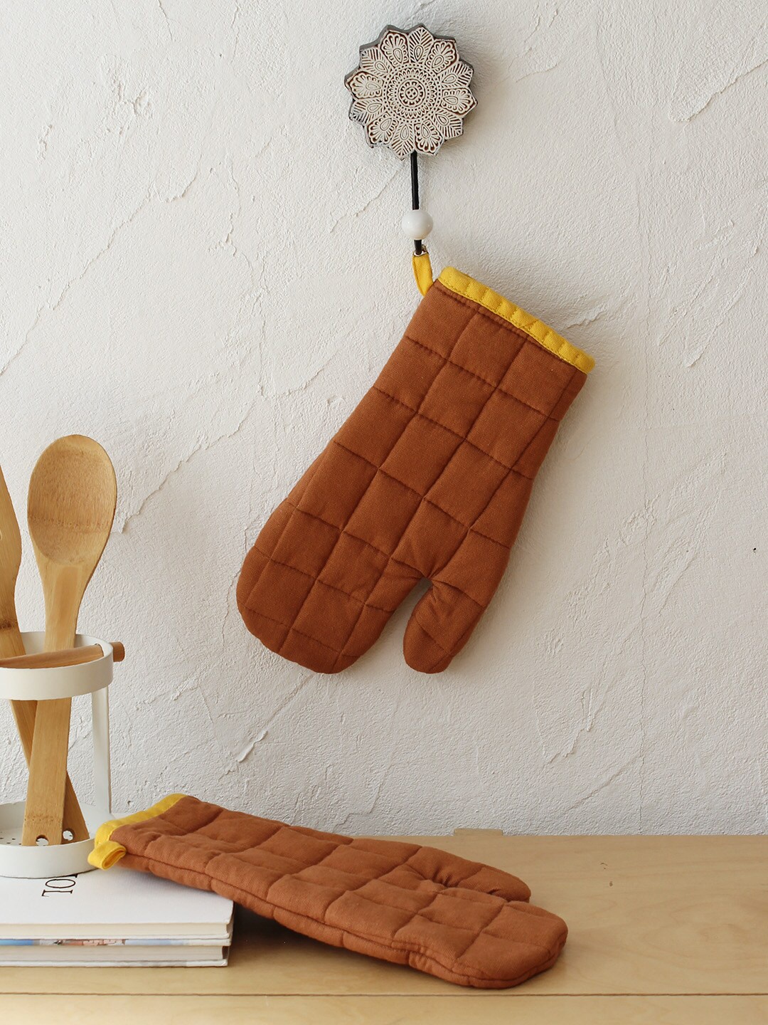 

House This Set of 2 Brown Checked Cotton Kitchen Gloves