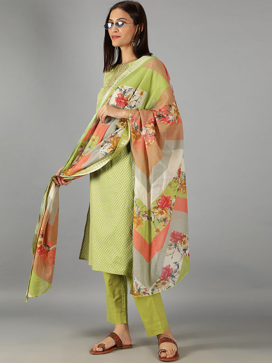 

BARARA ETHNIC Women Green Floral Printed Pure Cotton Kurta with Trousers & With Dupatta