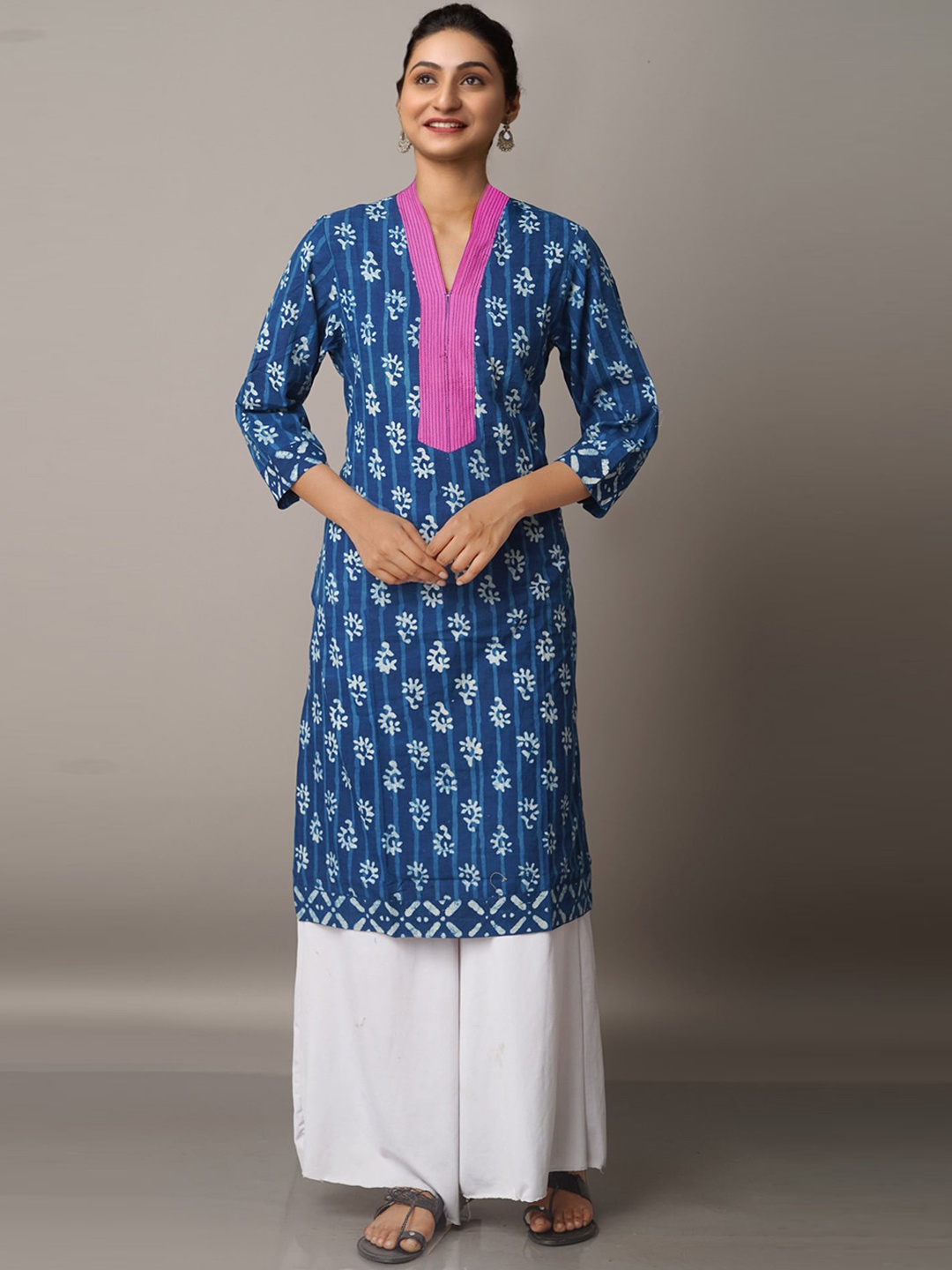 

Unnati Silks Women Floral Printed Handloom Cotton Kurta, Navy blue