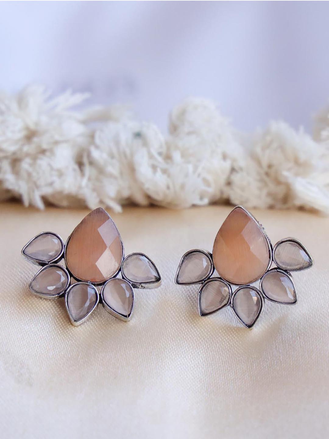 

Ozanoo Floral Studs Earrings, Peach