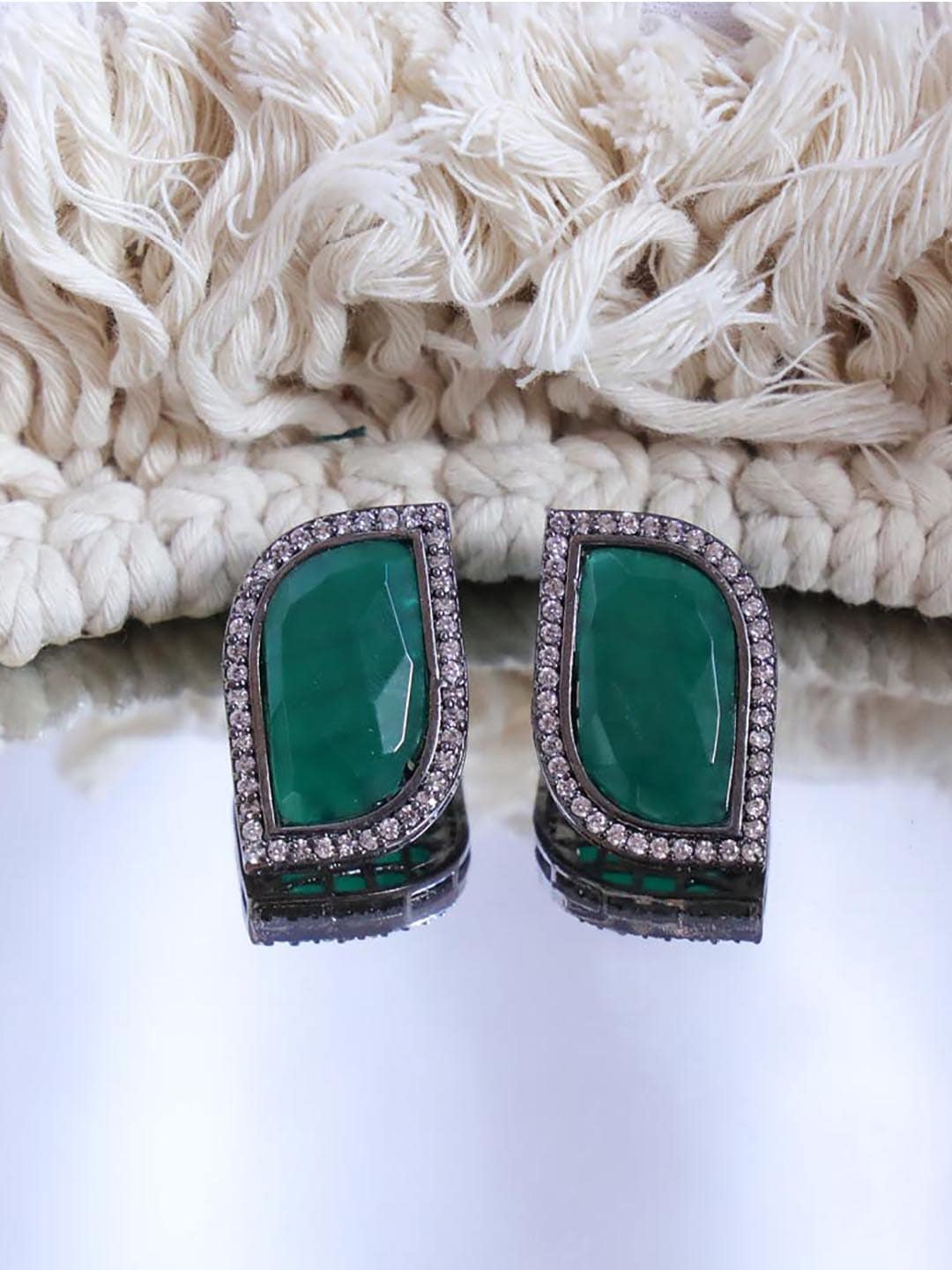 

Ozanoo Classic Studs Earrings, Silver