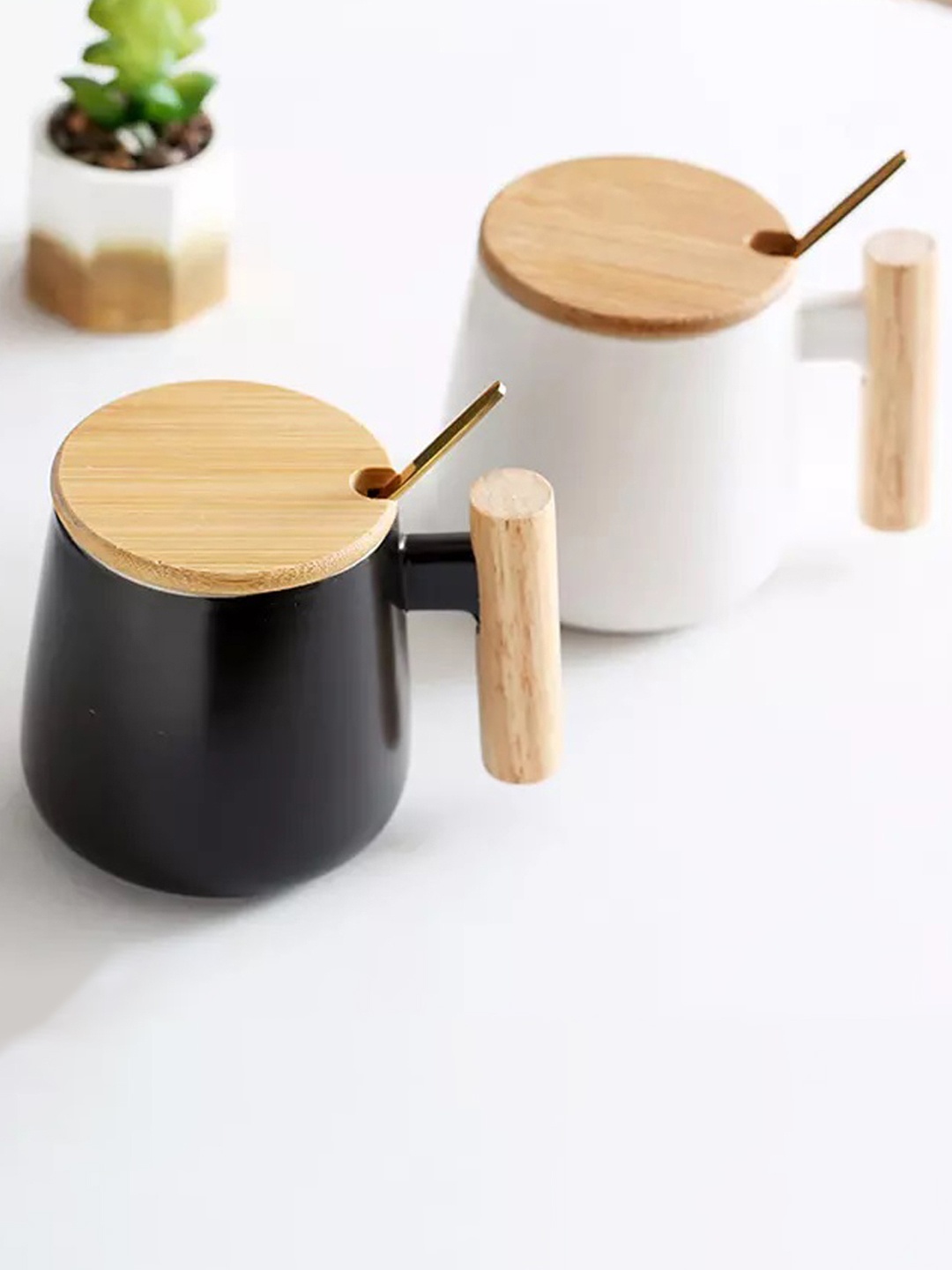 

BonZeaL Pack of 2 Black & White 3D Ceramic Mugs with Wood Lid Steel Spoon 385 ml