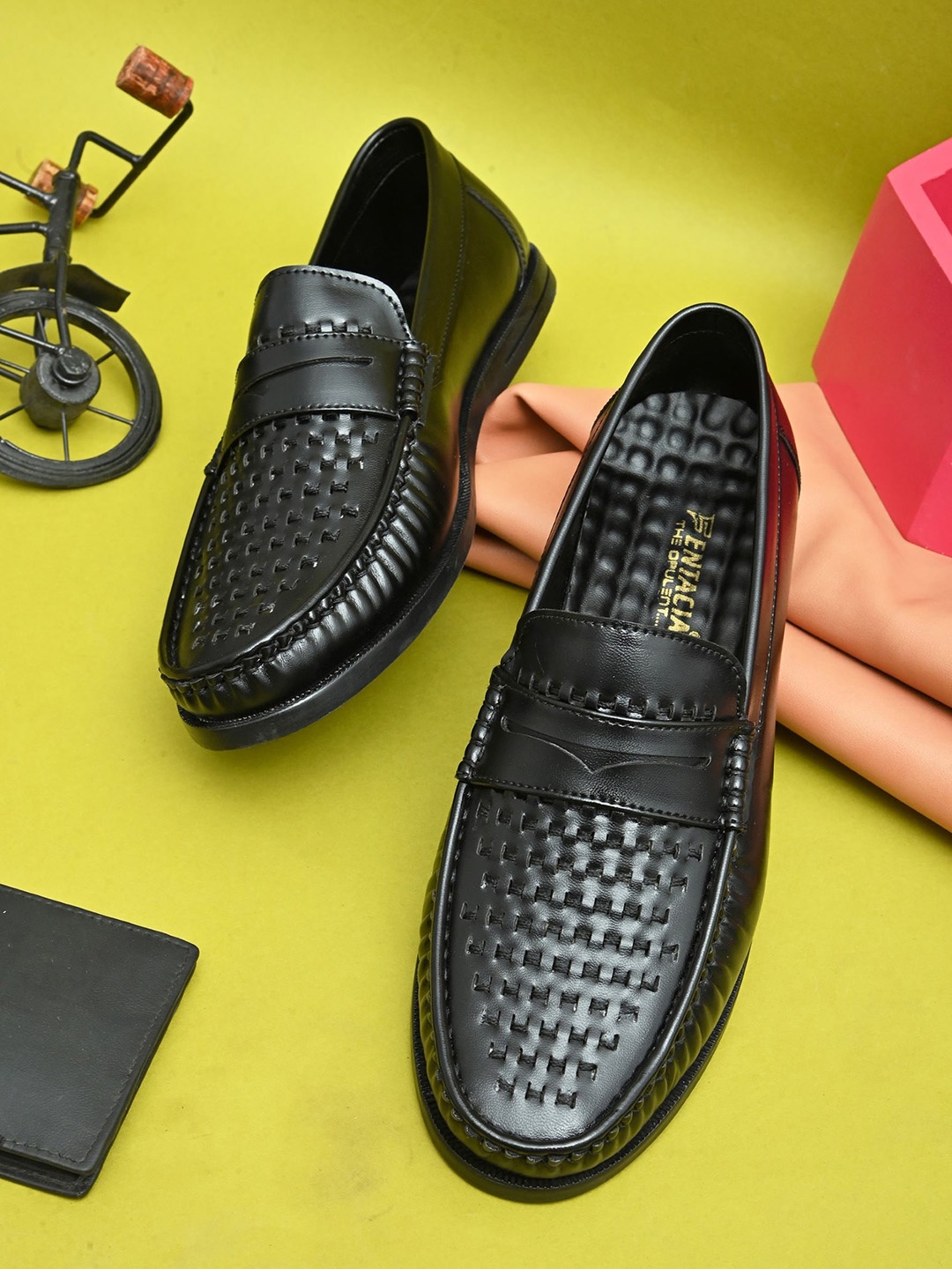 

Fentacia Men Textured Lightweight Loafers, Black