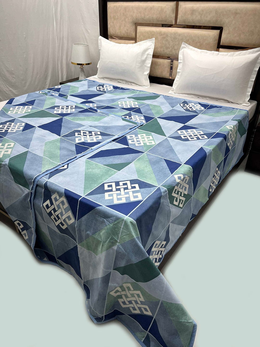 

Pure Decor Blue Printed Pure Cotton 300 TC King-Size Duvet Cover
