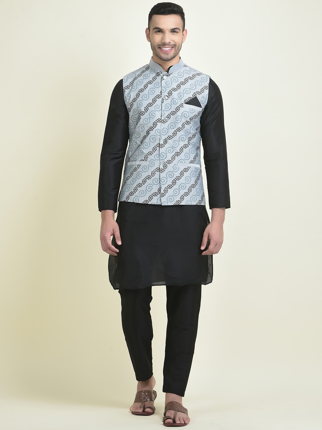 

DEYANN Men Ethnic Motifs Printed Kurta with Pyjamas, Silver