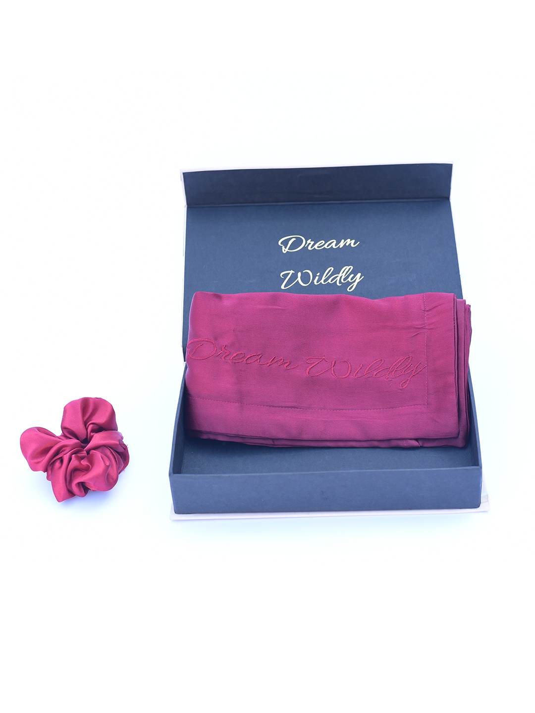 

Furbo Red Set Of 2 Mulberry Silk Pillow Covers With 2 Scrunchies