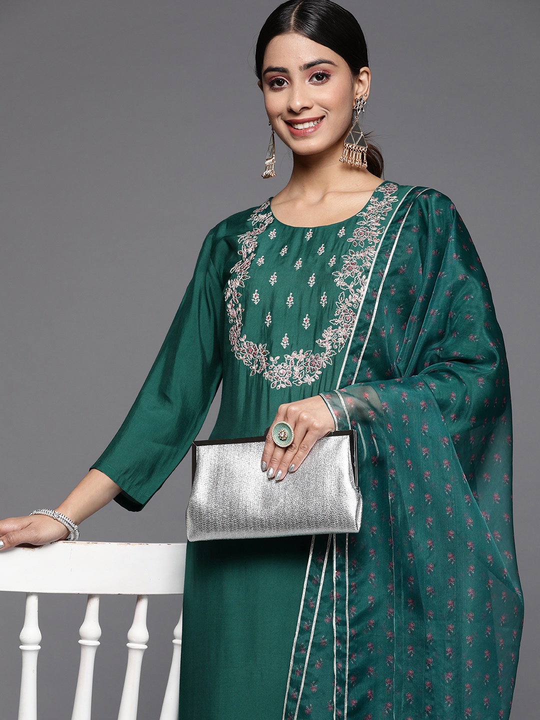 

Varanga Women Ethnic Motifs Embroidered Sequinned Kurta Set, Green