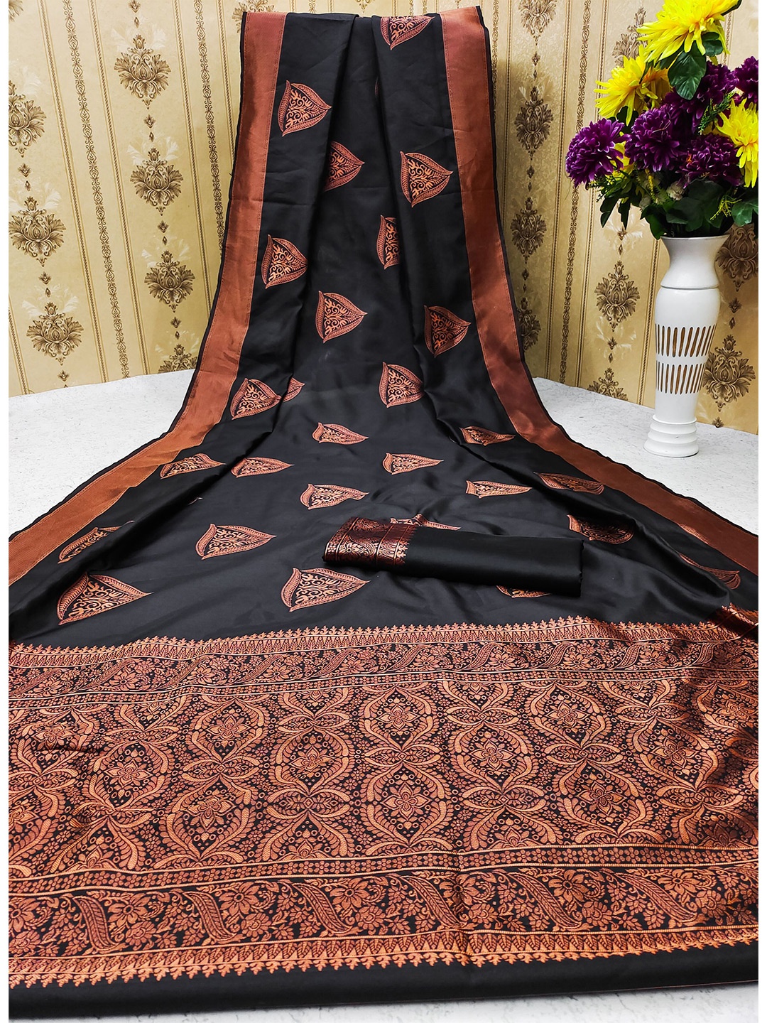 

AADVIKA Ethnic Motifs Zari Kanjeevaram Saree, Black