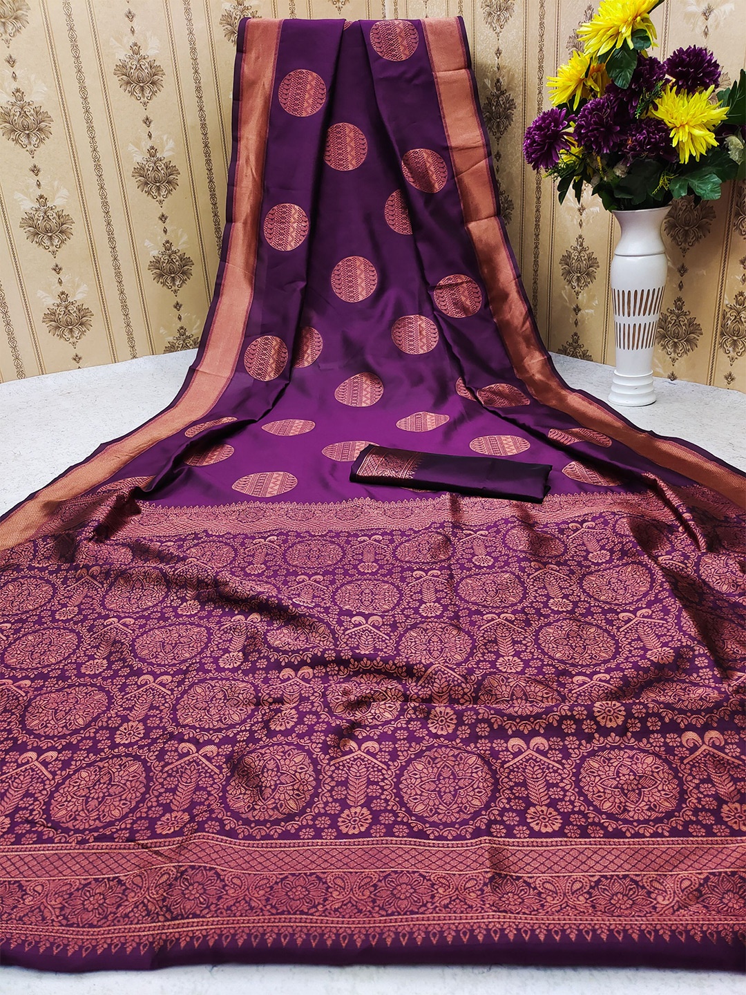 

AADVIKA Paisley Zari Silk Blend Kanjeevaram Saree, Purple