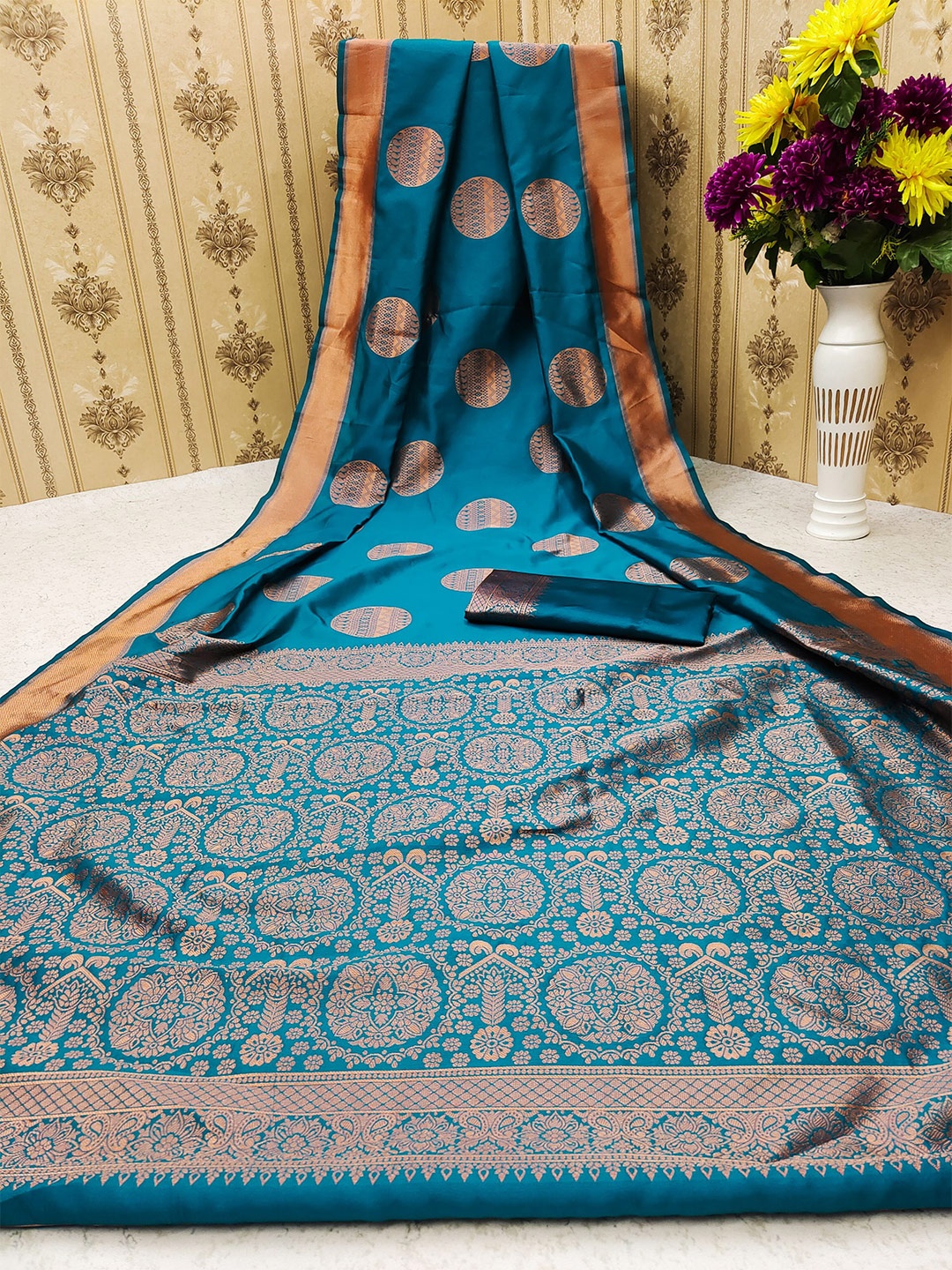 

AADVIKA Woven Design Zari Silk Blend Kanjeevaram Saree, Green