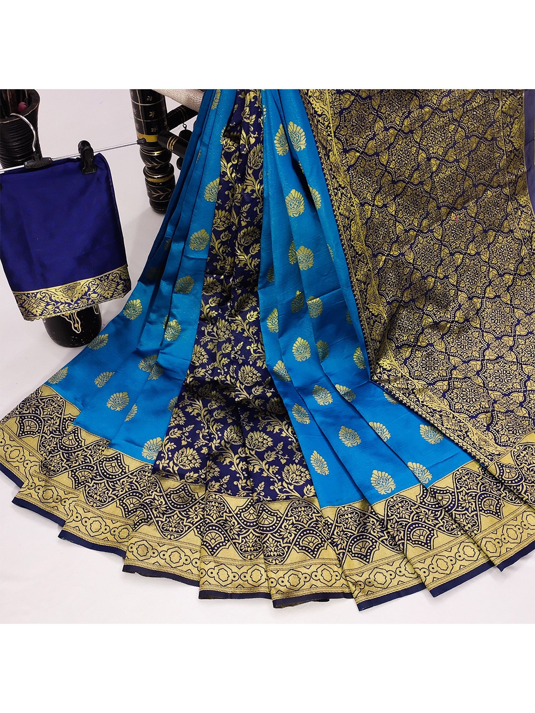 

AADVIKA Blue & Gold-Toned Ethnic Motifs Zari Kanjeevaram Saree