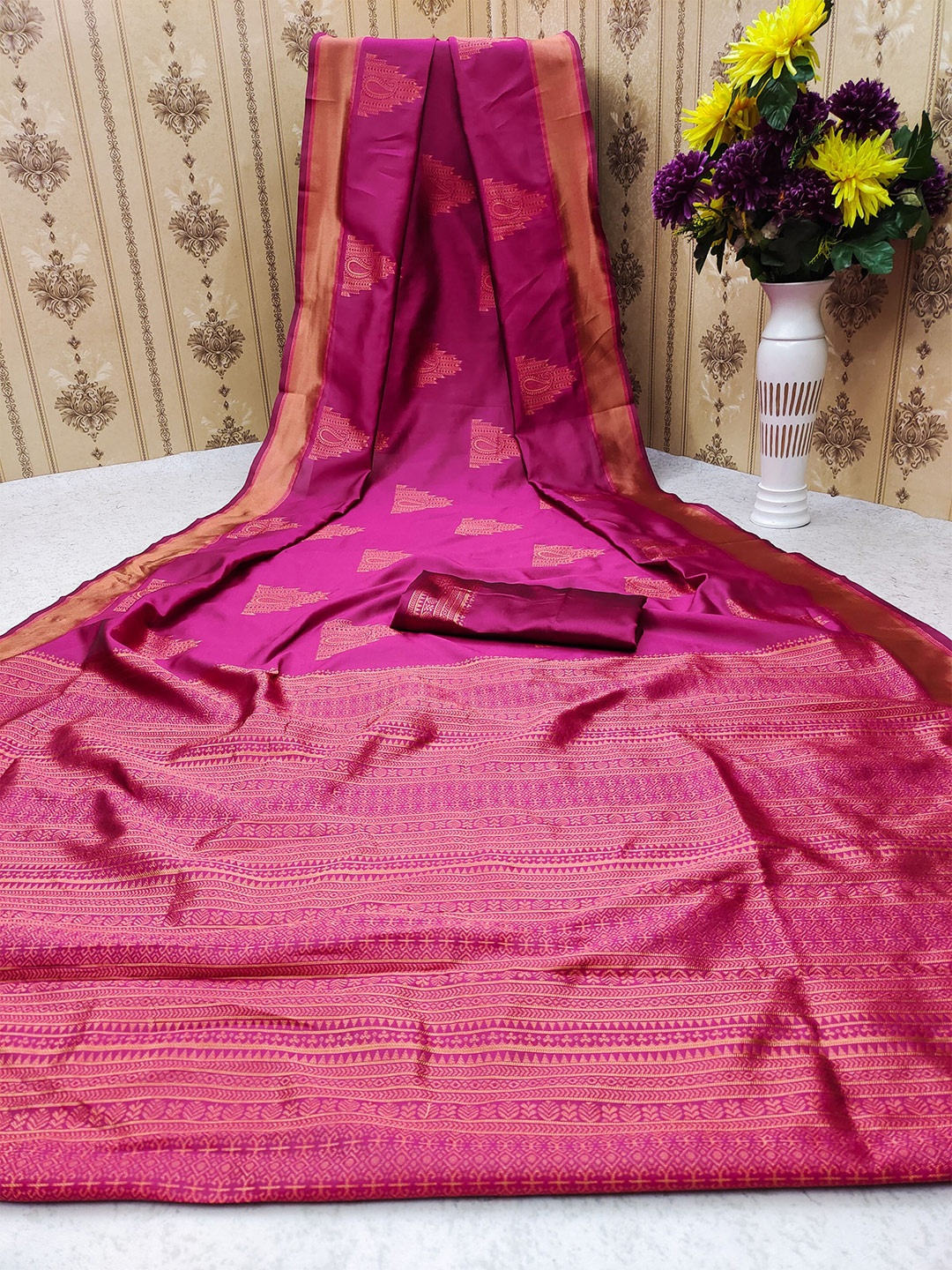 

AADVIKA Ethnic Motifs Zari Kanjeevaram Saree, Pink