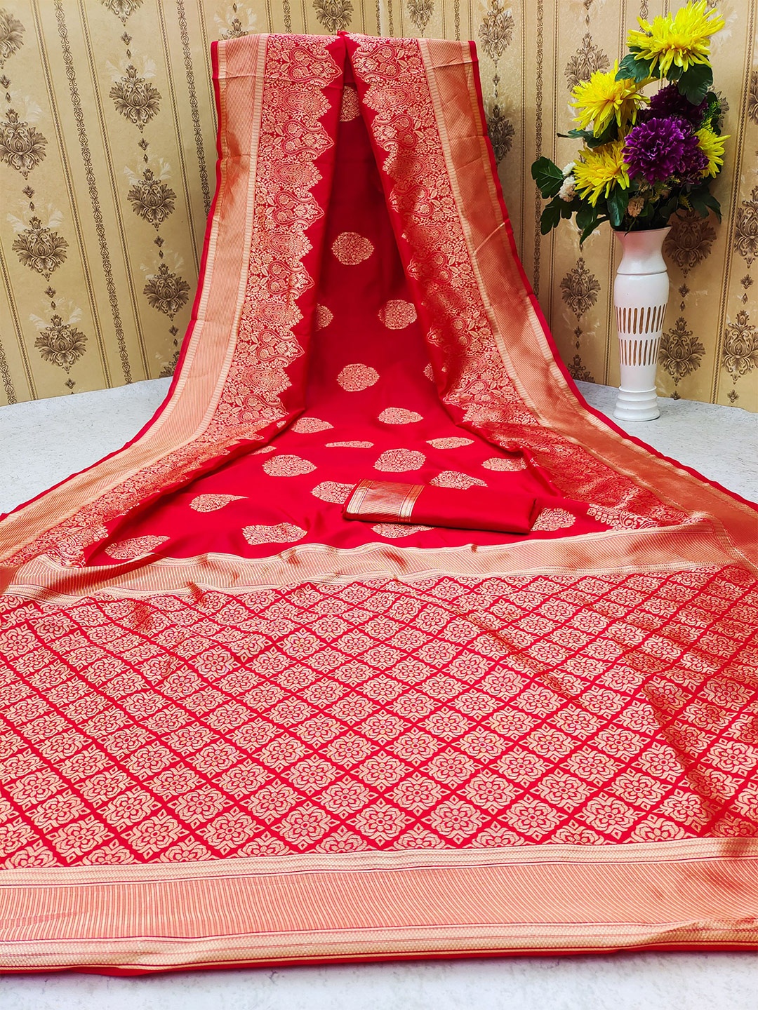 

AADVIKA Woven Design Zari Silk Blend Kanjeevaram Saree, Red