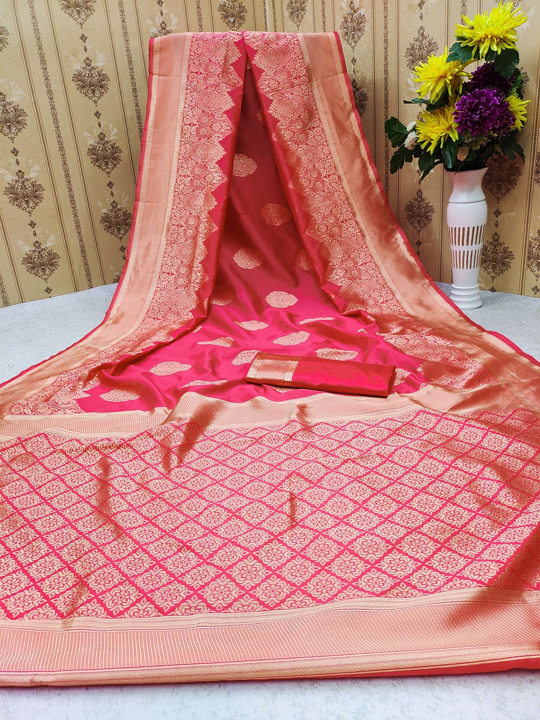 

AADVIKA Red & Gold-Toned Woven Design Zari Silk Blend Kanjeevaram Saree