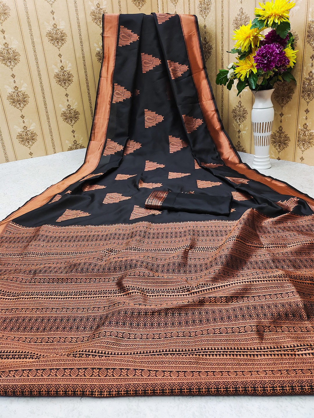 

AADVIKA Ethnic Motifs Zari Kanjeevaram Saree, Black